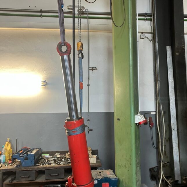 Zu sehen ist die Reparatur eines Hydraulikzylinders.