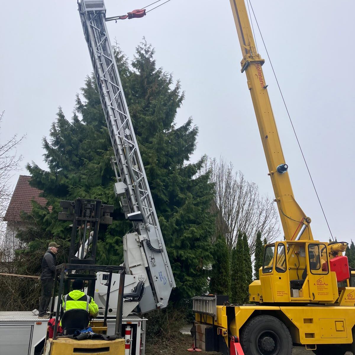 Zu sehen ist die Reparatur eines Hubsteigers.