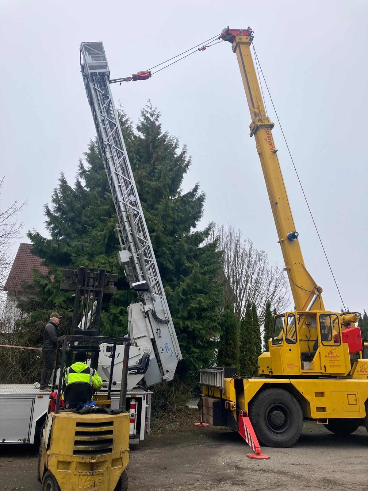 Zu sehen ist die Reparatur eines Hubsteigers.