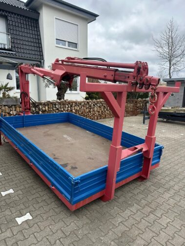 Zu sehen ist ein Abrollcontainer der auf verschiedene Fahrzeuge montiert werden kann.