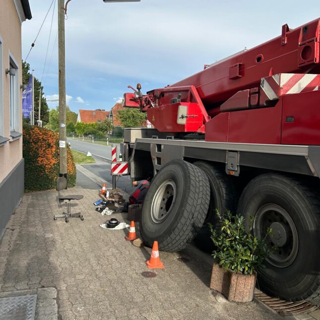 Zu sehen ist die Notfallreparatur eines Autokrans.