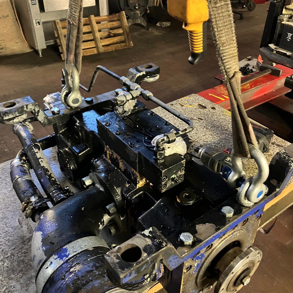 Zu sehen ist die Reparatur einer Hydraulikpumpe durch Austausch von Verschleißteilen.