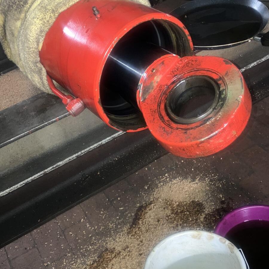 Zu sehen ist die Reparatur eines Hydraulikzylinders.