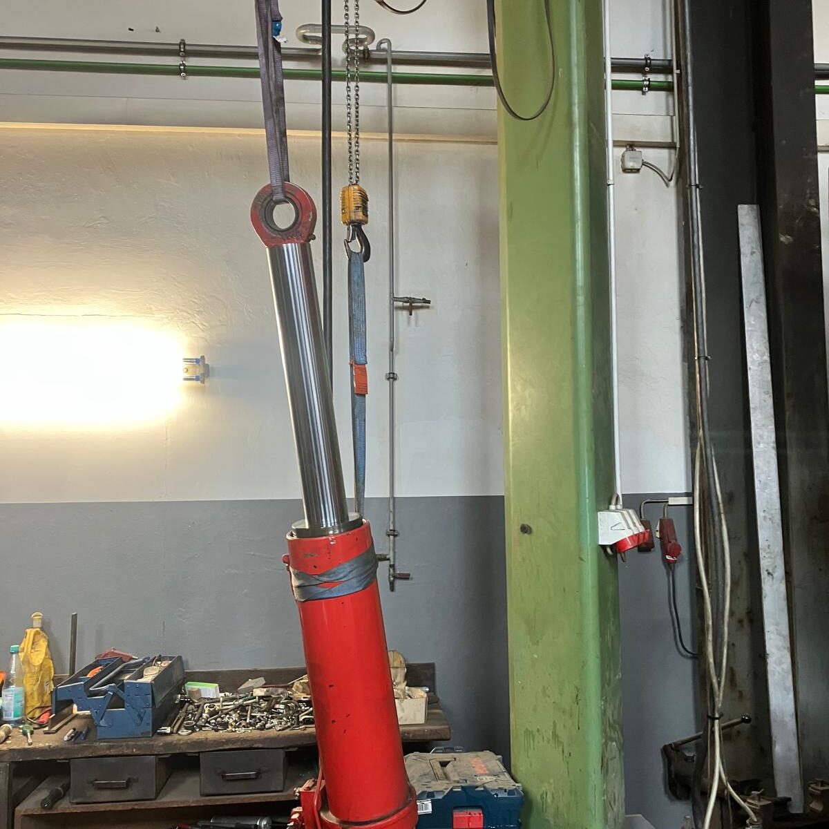 Zu sehen ist die Reparatur eines Hydraulikzylinders.